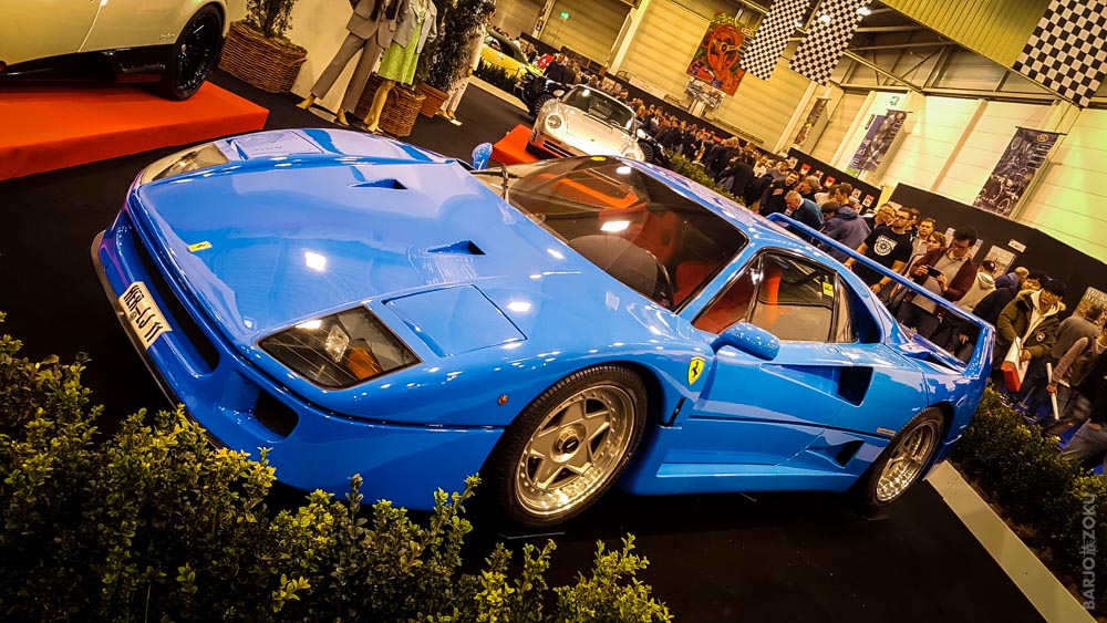 Ferrari bleue