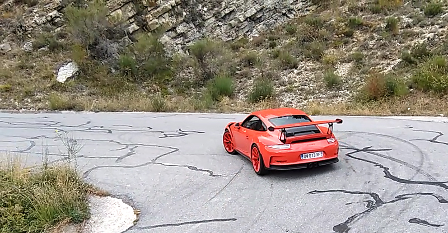 Porsche GT3-RS montant le col
